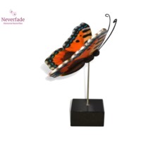 Houten mini-urn vlinder op granieten blokje, Kleine Vos