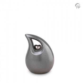 keramische-druppel-urn-klein-grijs-glad-zilverkleurig-hart-mastaba_ku-018-s_fp-funeral-products_memento-aan-jou