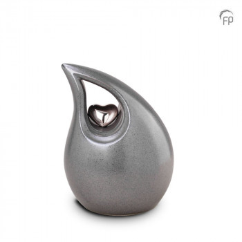 keramische-druppel-urn-middel-grijs-glad-zilverkleurig-hart-mastaba_ku-018-m_fp-funeral-products_memento-aan-jou