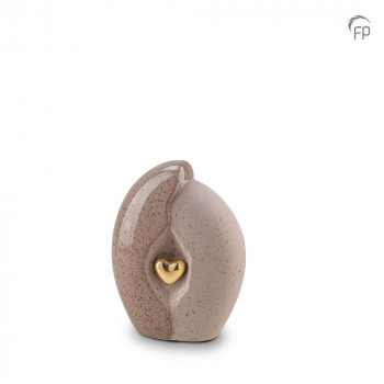 keramische-urn-klein-beige-ruw-glad-goudkleurig-hart-mastaba_ku-002-s_fp-funeral-products_memento-aan-jou