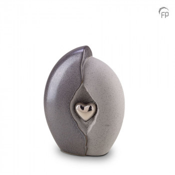 keramische-urn-middel-grijs-ruw-glad-zilverkleurig-hart-mastaba_ku-017-m_fp-funeral-products_memento-aan-jou