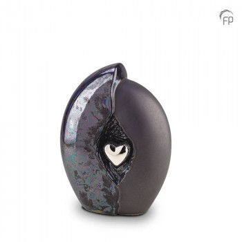 keramische-urn-middel-mat-zwart-ruw-glad-olie-effect-zilverkleurig-hart-mastaba_ku-010-m_fp-funeral-products_memento-aan-jou
