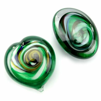 glazen-as-pebble-en-heart-multi-green-liggend_er_u36pmg
