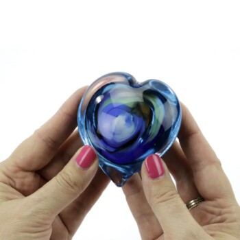 glazen-pebble-as-hart-multi-blauw-handen_er_u36phmb