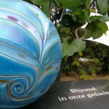 glazen-urnen-collectie-elan-line-sea-blue-sfeer_er_elan-line-sea-blue_eeuwige-roos