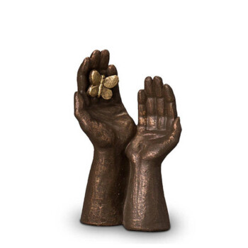 keramische-urn-bronskleurig-vrij-als-een-vlinder-handen-met-vlinder-025l_ugk053a